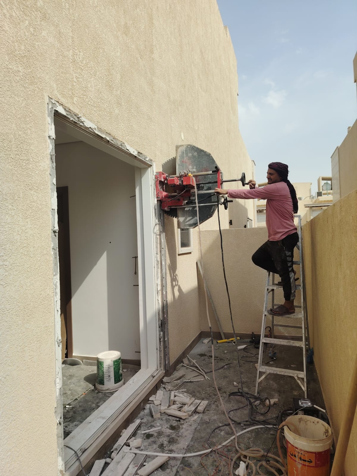 فني ينفذ فتحات كور ويركب درايش في قصر بحي النرجس الرياض